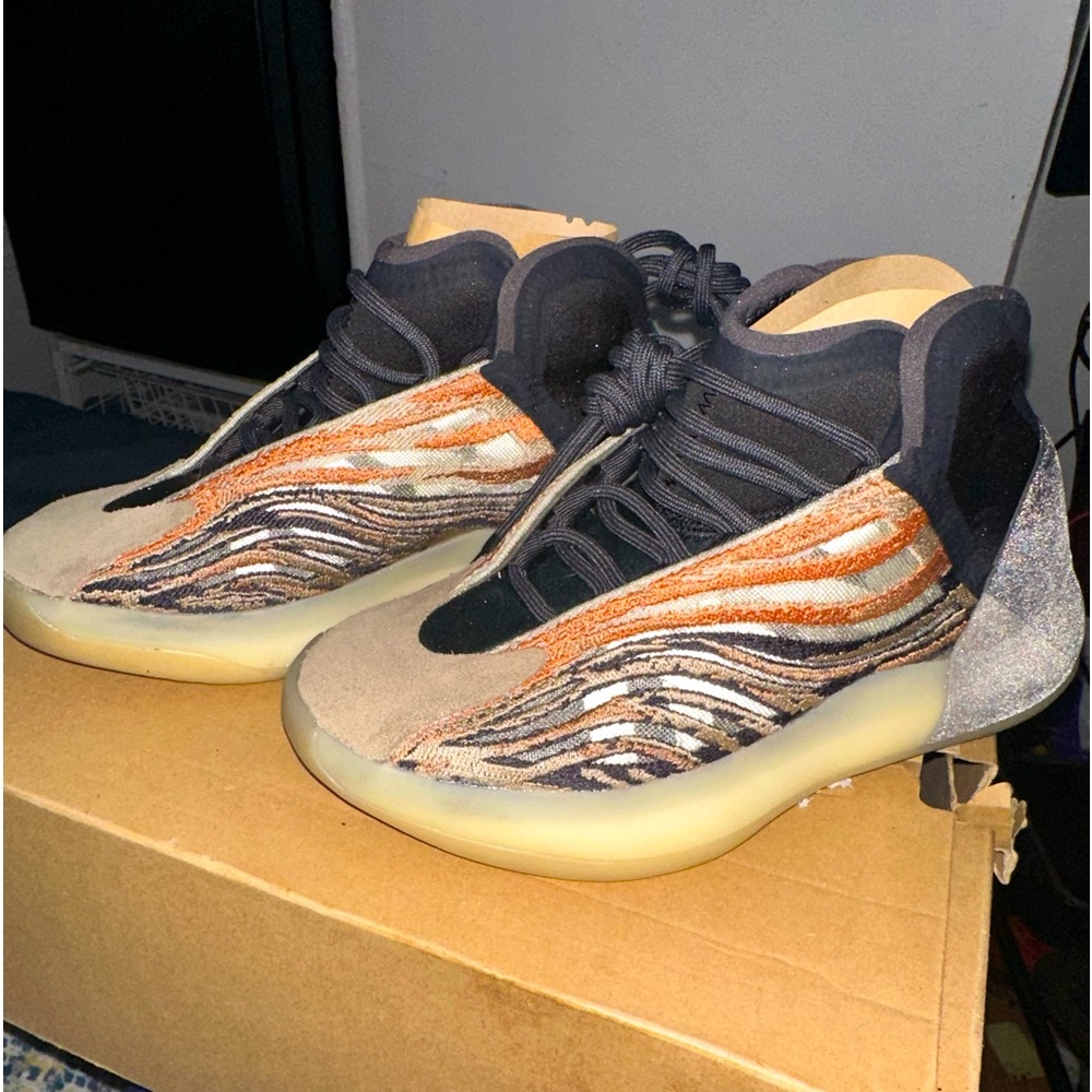 Yeezy Quantum Flaora sneakers